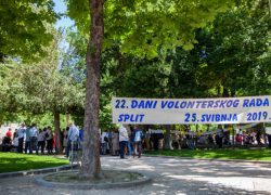 DANI VOLONTERSKOG RADA: Prikupljena sredstva za kupnju laptopa udruzi Sindrom Down 21